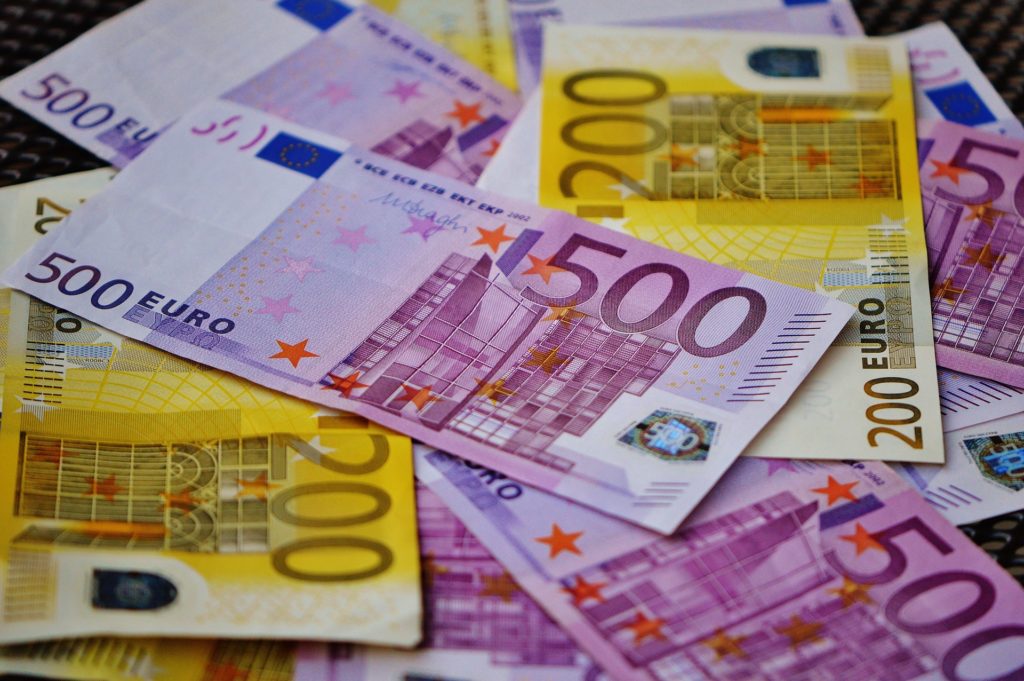 Viel Geld: Wie würdest du 10.000 Euro sinnvoll anlegen?